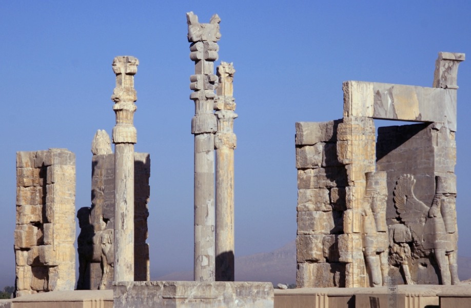  الإمبراطورية الأخمينية Nations-Gate-palace-kakh-e-darvaz-e-keshvarha-in-Persepolis-tif
