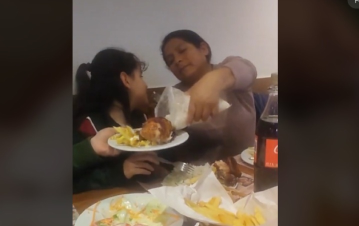 Mamá llevó una bolsa de arroz a un restaurante y se lo da a comer a la familia