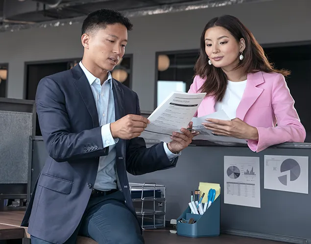 Una persona utilizando la aplicación HP Smart para gestionar la impresora desde su celular.