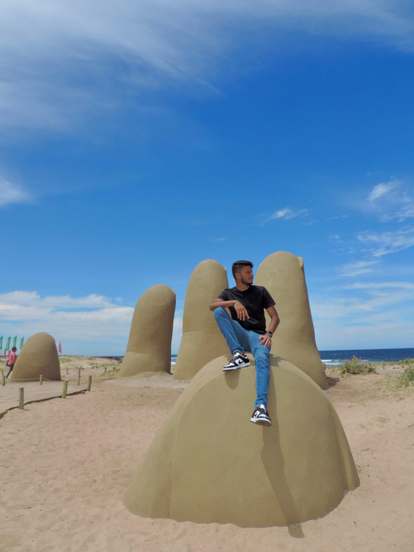 Ian Lins em escultura de areia na praia