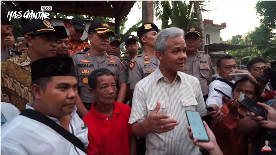 Ganjar Pranowo saat melakukan kunjungan ke eks Keraton Agung Sejagat.