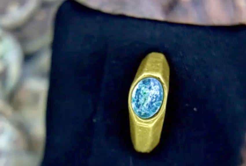 Hallan anillo de oro con la imagen de Jesús, tiene más de mil 700 años