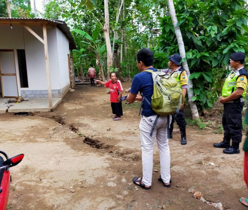 Polres Trenggalek – Kapolsek Gandusari Polres Trenggalek AKP Rohadi SH, bersama Muspika Kecamatan Gandusari, Trenggalek dan anggota mendatangi kejadian tanah retak/gerak di Desa Melis Kecamatan Gandusari, Trenggalek, jum’at (27/12/2019).
