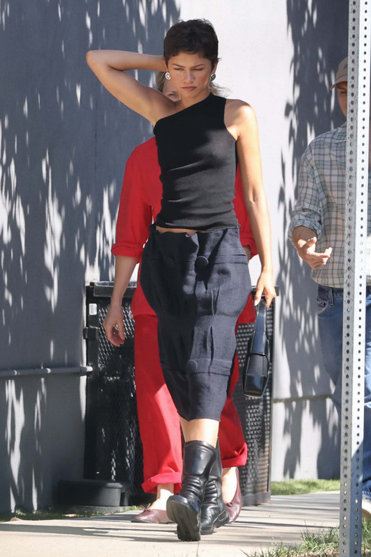 Zendaya Braless Visit Art Gallery195
