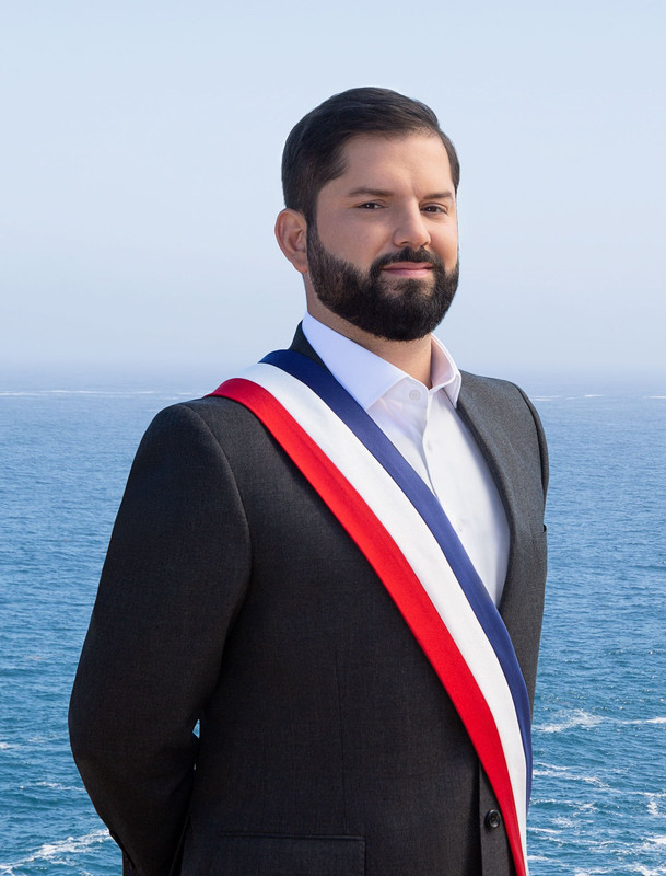 Retrato-Oficial-Presidente-Boric.jpg