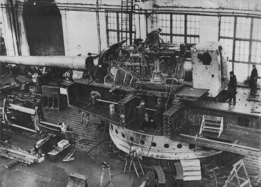 Cañón de 406 mm modelo B-37 en la fábrica antes de las pruebas, se puede comparar su tamaño con el obús de 203 mm que esta abajo a la izquierda en la imagen