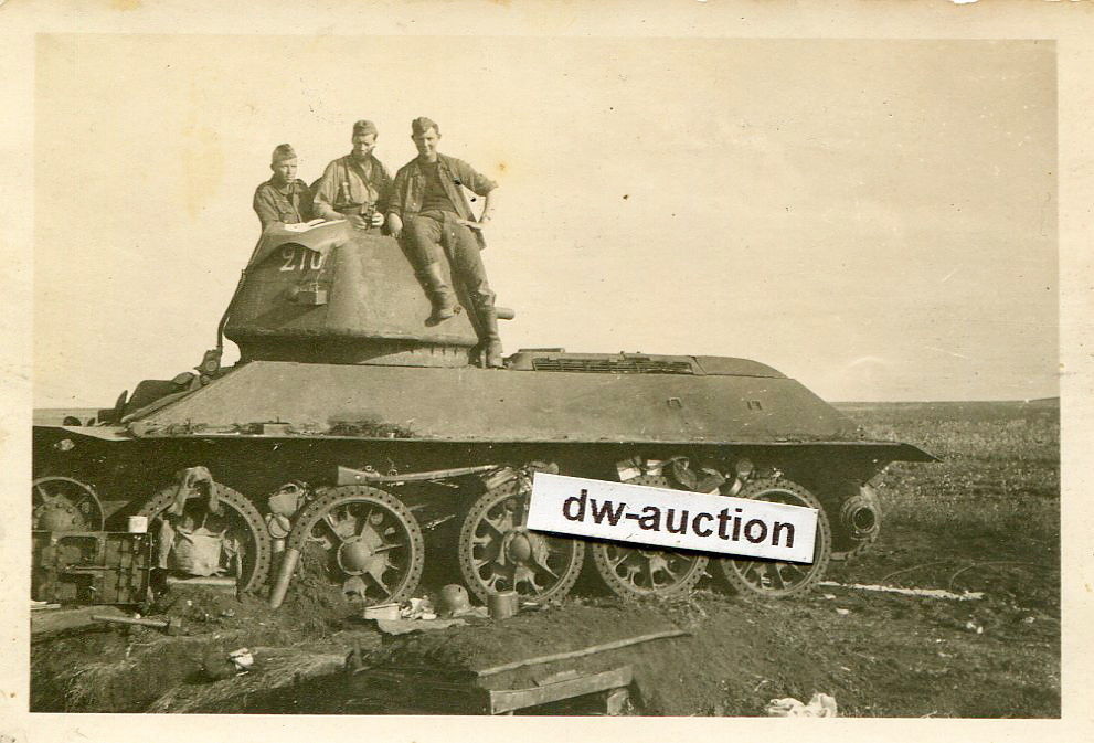 zerstörter russischer Panzer mit Nummer 210 auf 