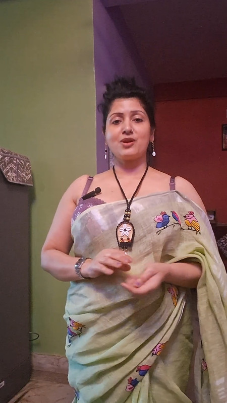Busty bengali aunty in pink bra showing navel and boobs in green saree.mp4_snapshot_00.06.438