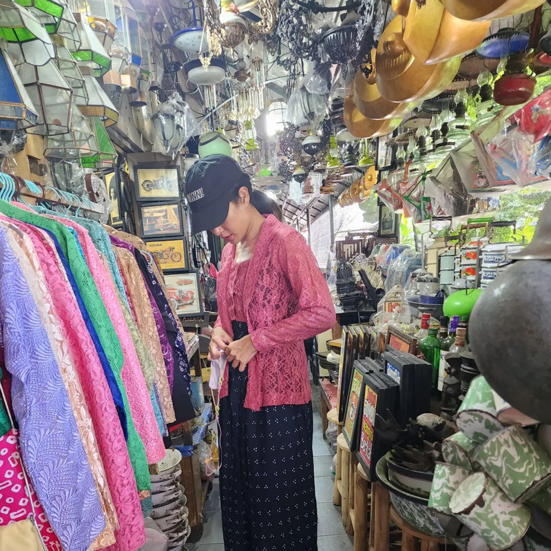 Pesona anggun Dian Sastrowardoyo tampil berkain saat liburan ke Kota Solo.