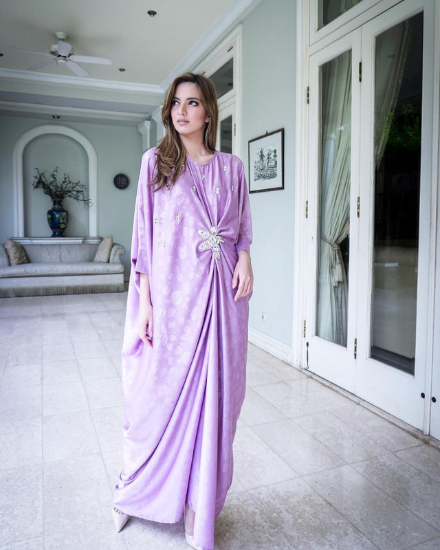 Nia Ramadhani berada di salah satu sudut rumahnya