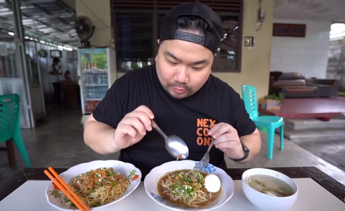 Nex Carlos saat mencicipi sajian kuliner di Mie Ayam Koba Bangka Laura.