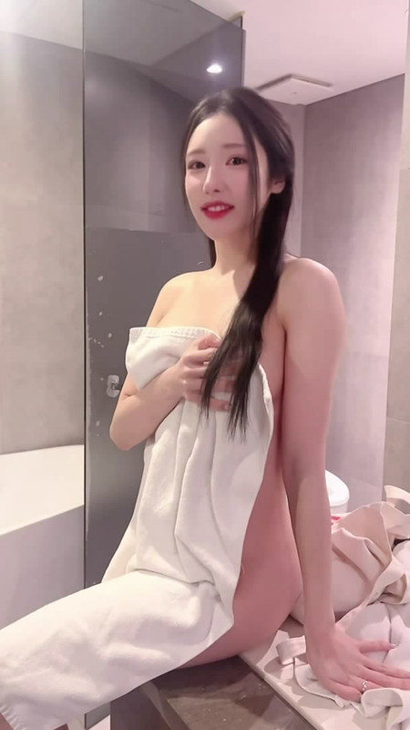 11身材非常火辣的韩国颜值美女❤️浴室洗澡自拍这奶子手感应该非常不错无水印版 (1)