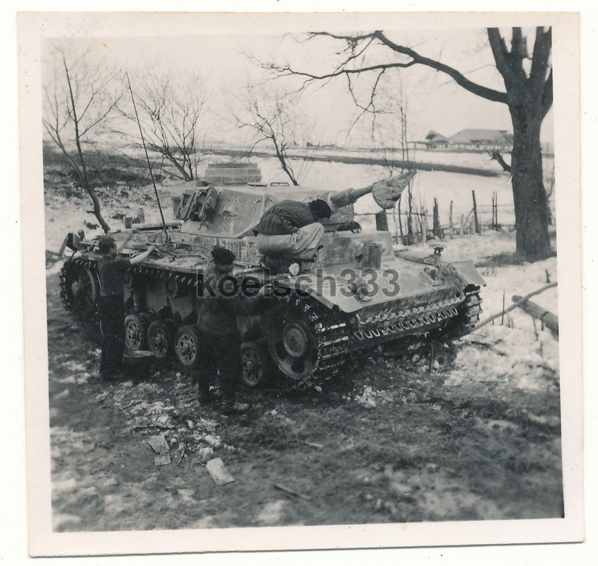 Foto Panzermänner reinigen Panzer III nach dem E