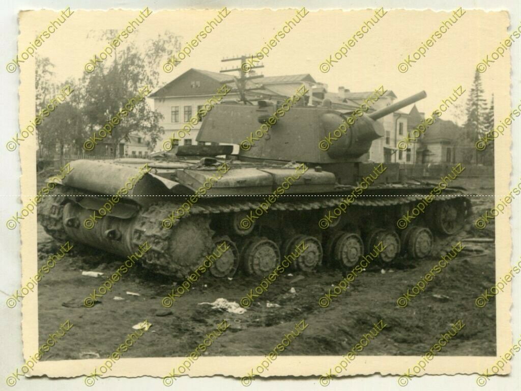 Foto, Wehrmacht, zerstörter Panzer KW-1, Estland, Lettland, 2