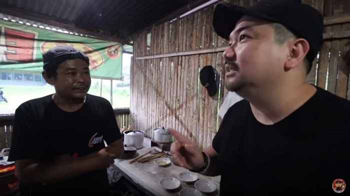 Nex Carlos saat berbincang dengan Tanir selaku pemilik warung entok slenget.