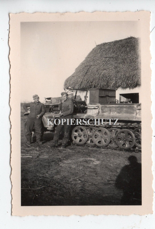 Russland SDkfz LKW Halbkette Soldat rast Bauernhof Gehöft Hütte