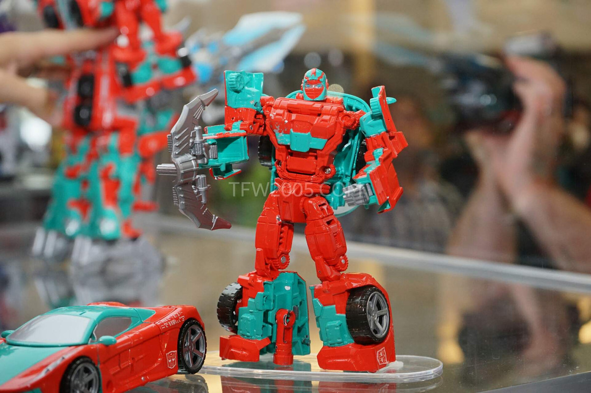 SDCC2015-Hasbro-Case-Transformers-Combiner-Wars-