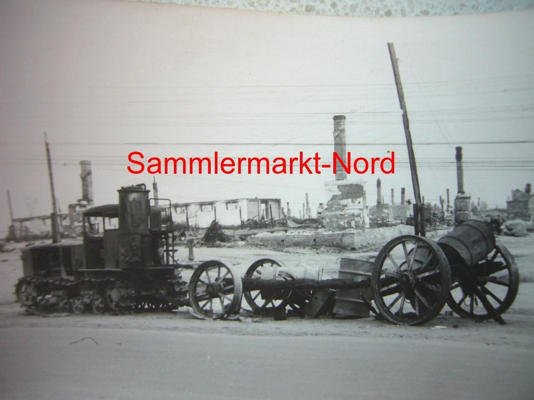 Foto Ostfront Russland - russischer Artillerieschlepper Kettenfahrzeug (2)