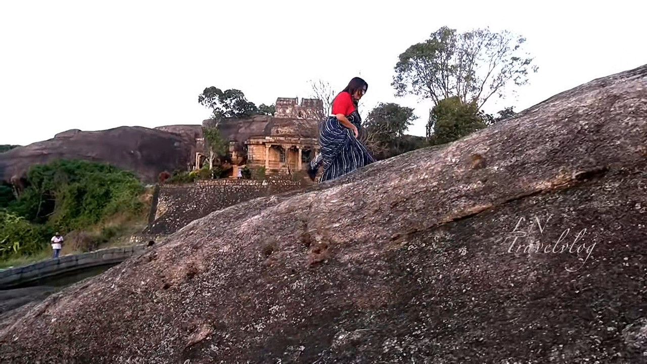 Lekshmi Nair Navel Slips,Huge Boobs and Ass.mkv_snapshot_00.50.979