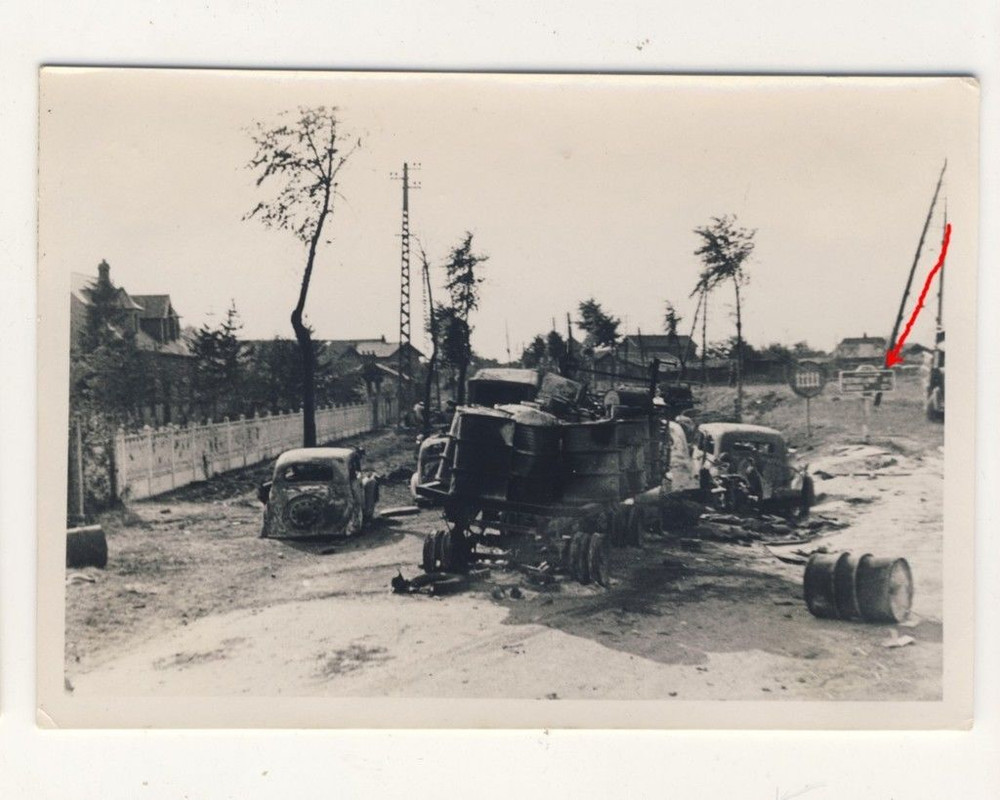 Foto FRANKREICH - zerstörte Fahrzeuge PKW - ausg