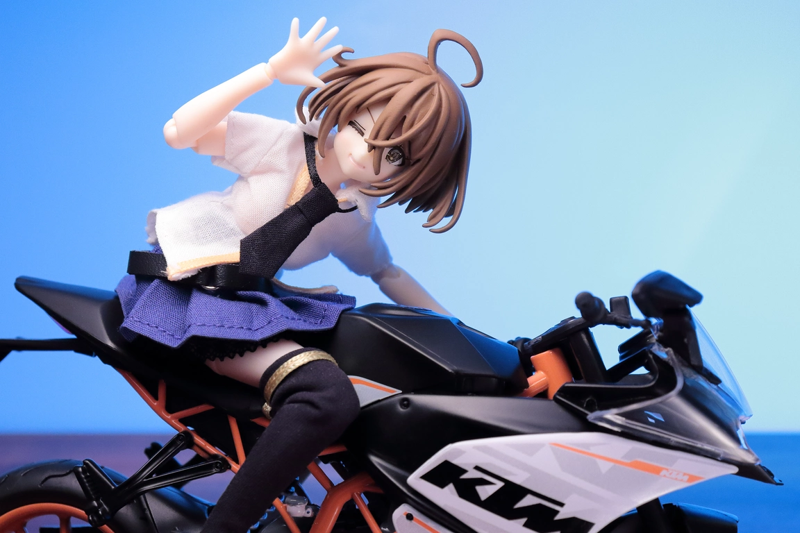 A right-side view of a 1:12 scale diecast model of the RC 390 and “Assault Lily” Kawamura Yuzuriha wearing the Odaiba Girls’ School uniform