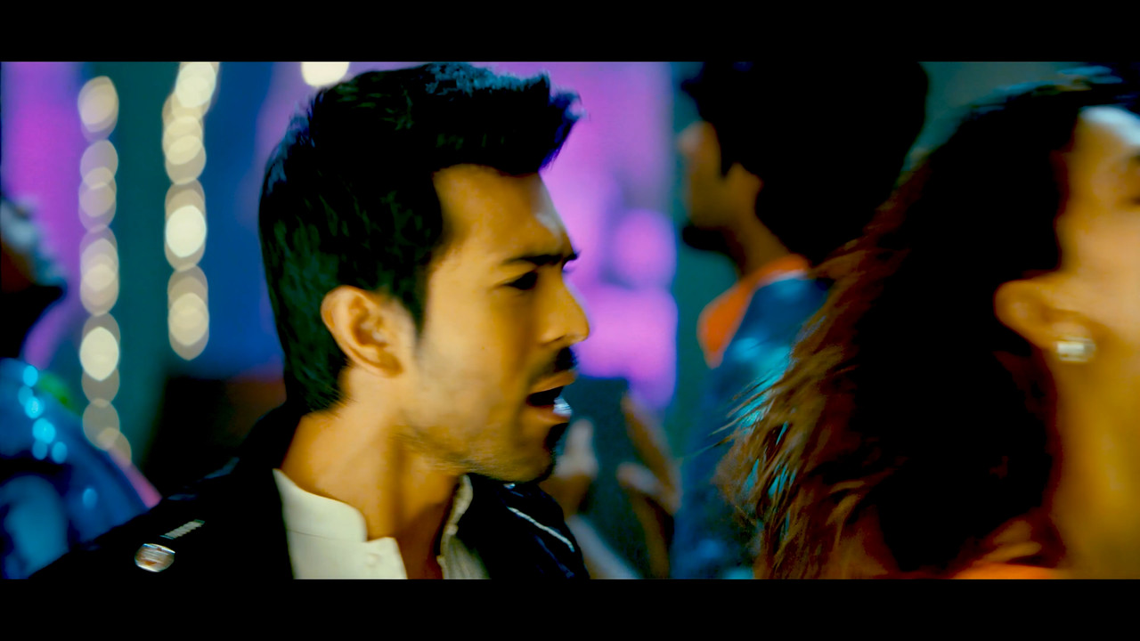 Shruti Haasan From Yevadu Hot Song 4K.mp4_snapshot_03.42.358