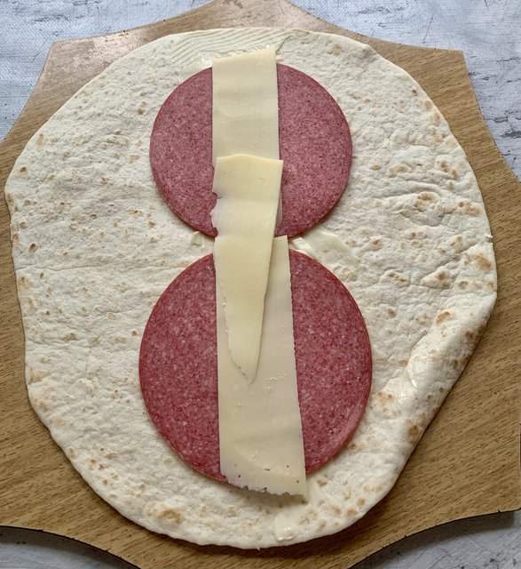 Тортилья с колбасой и сыром в тостере