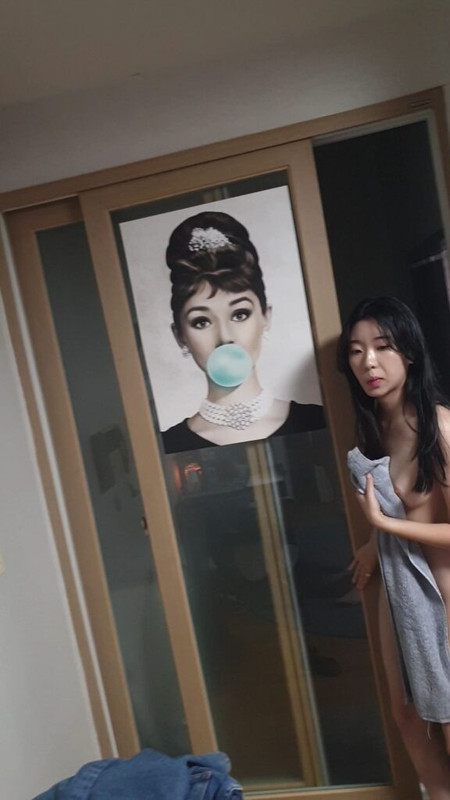 스스로-벌려주는-존예-키방녀.mp4_000000866-576x1024