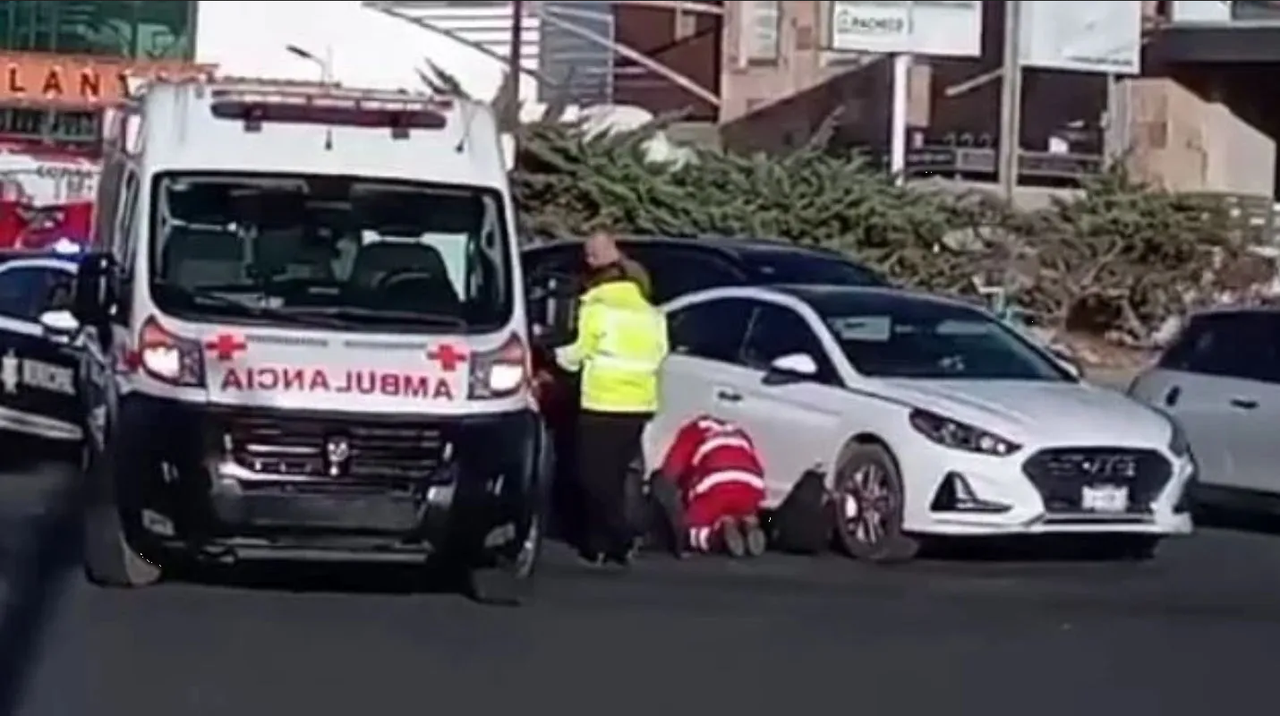 Heróico motociclista frustra escape de automovilista, atropelló a una pareja