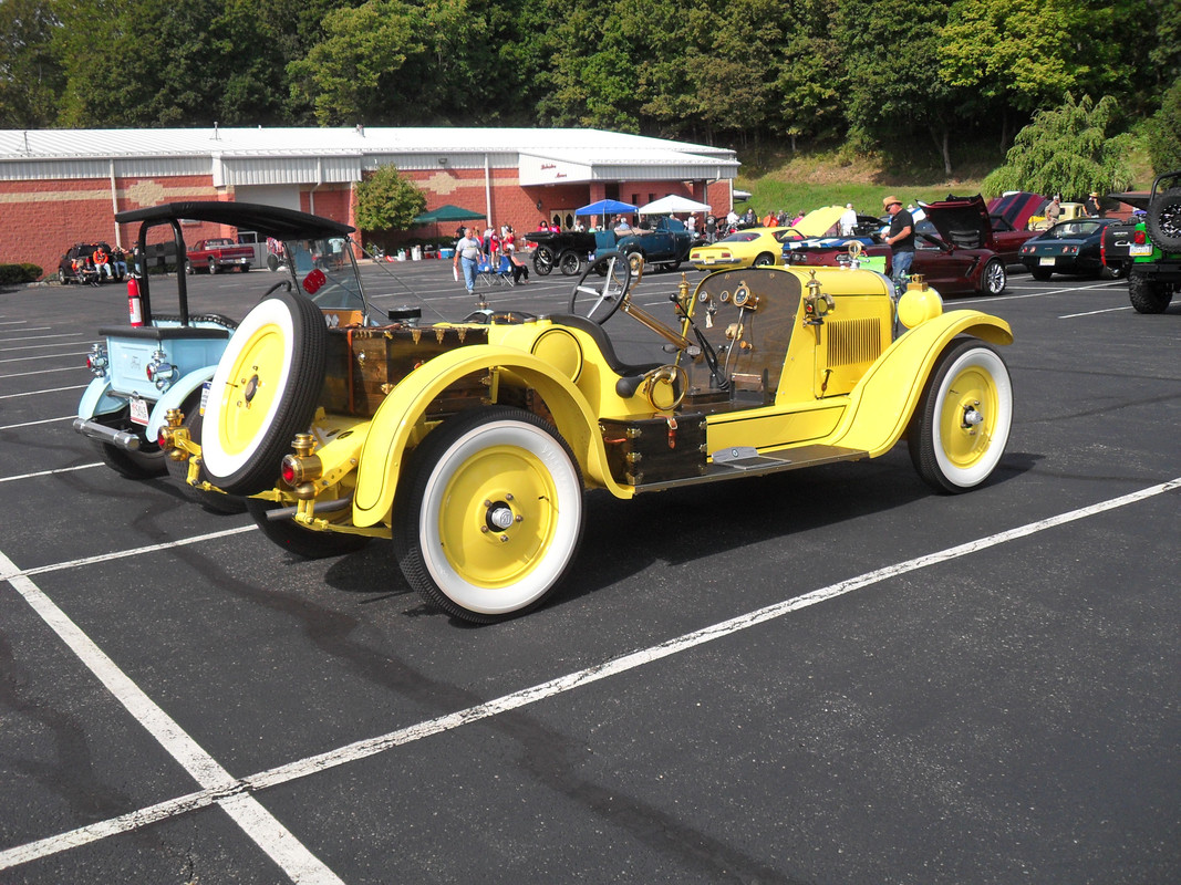 BHS Cheerleading car show 09-17-2016 002