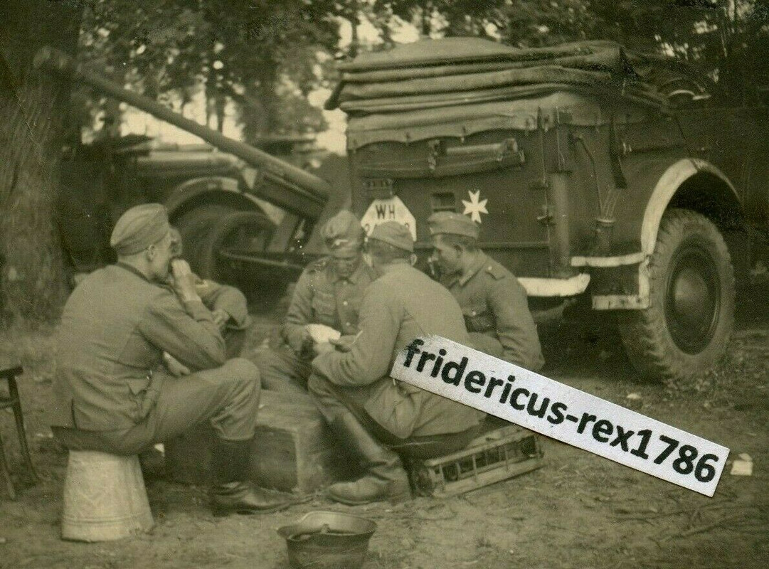 Foto Panzer Jäger Abt. 5-cm Pak 38 Einheits-PKW Kübel mit div. Wappen