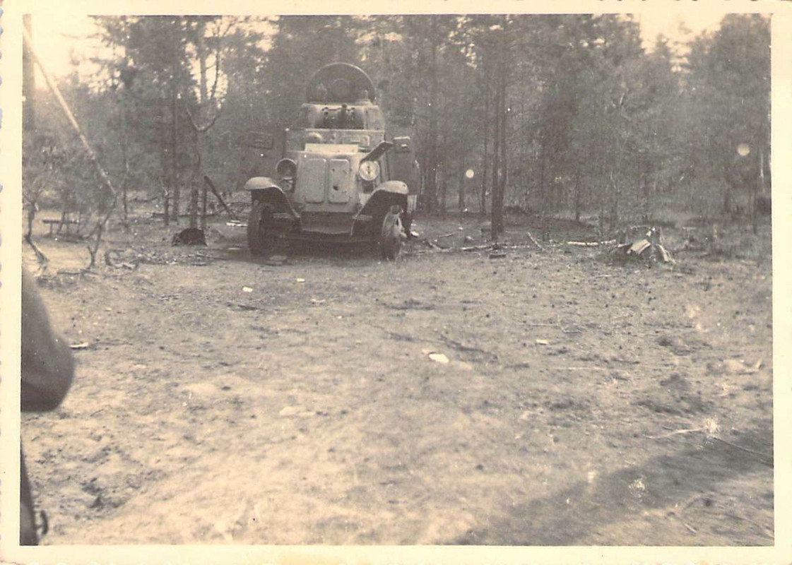 russischer Panzerspähwagen abgeschossen in Waldstück am Weg