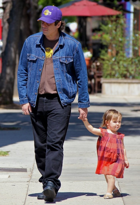 Photo of Benicio Del Toro  & his  Daughter  Delilah del Toro