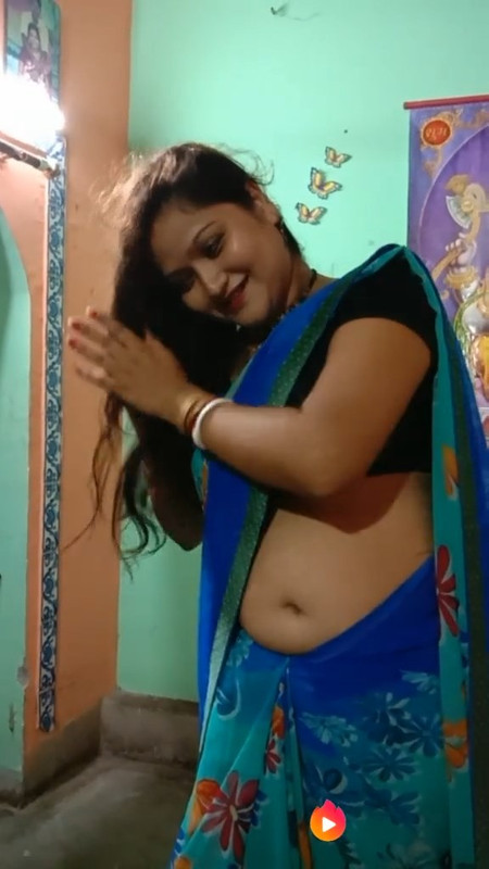 Hot lady seductive navel show in blue saree.mp4_snapshot_00.07.083