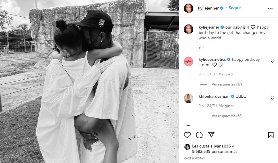 Kylie Jenner y Travis Scott abrazan a Stormi en homenaje por su cumpleaños
