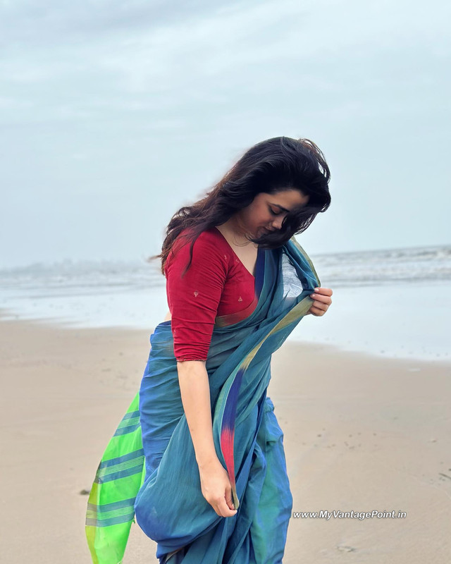 3-Girija-Oak-at-the-Beach-in-Green-Saree-Red-Blouse-My-Vantage-Point