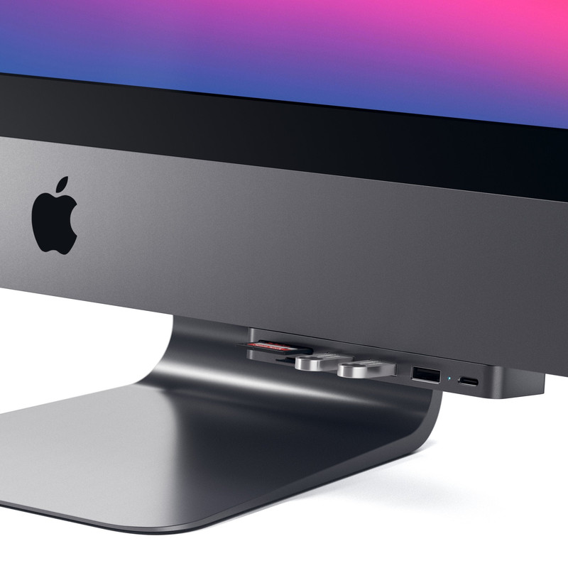 Hub de abrazadera Satechi Pro instalado en el borde inferior de un iMac Pro.