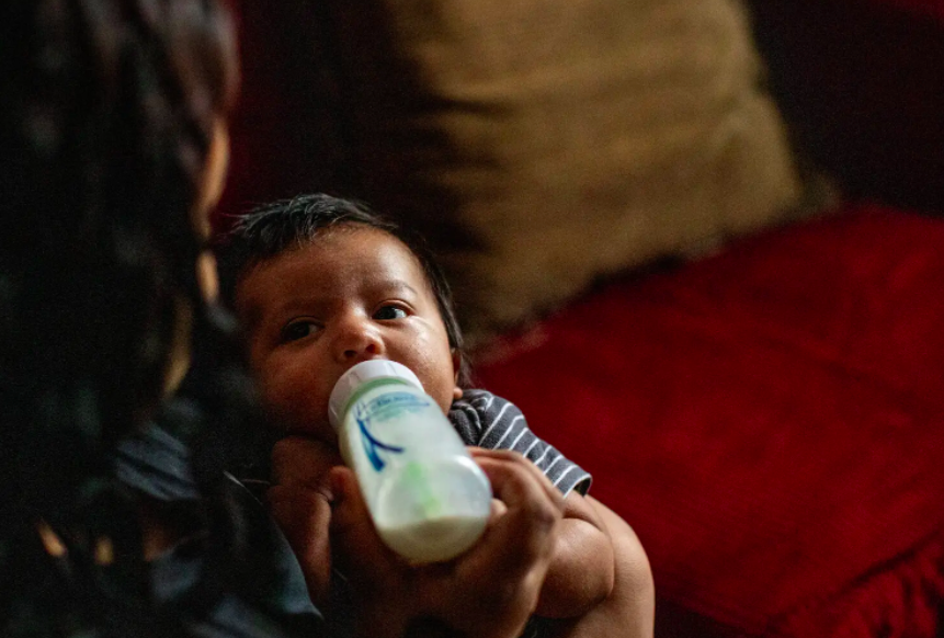 ¿Por qué escasea la leche en polvo y dónde encontrar fórmula láctea para bebés?