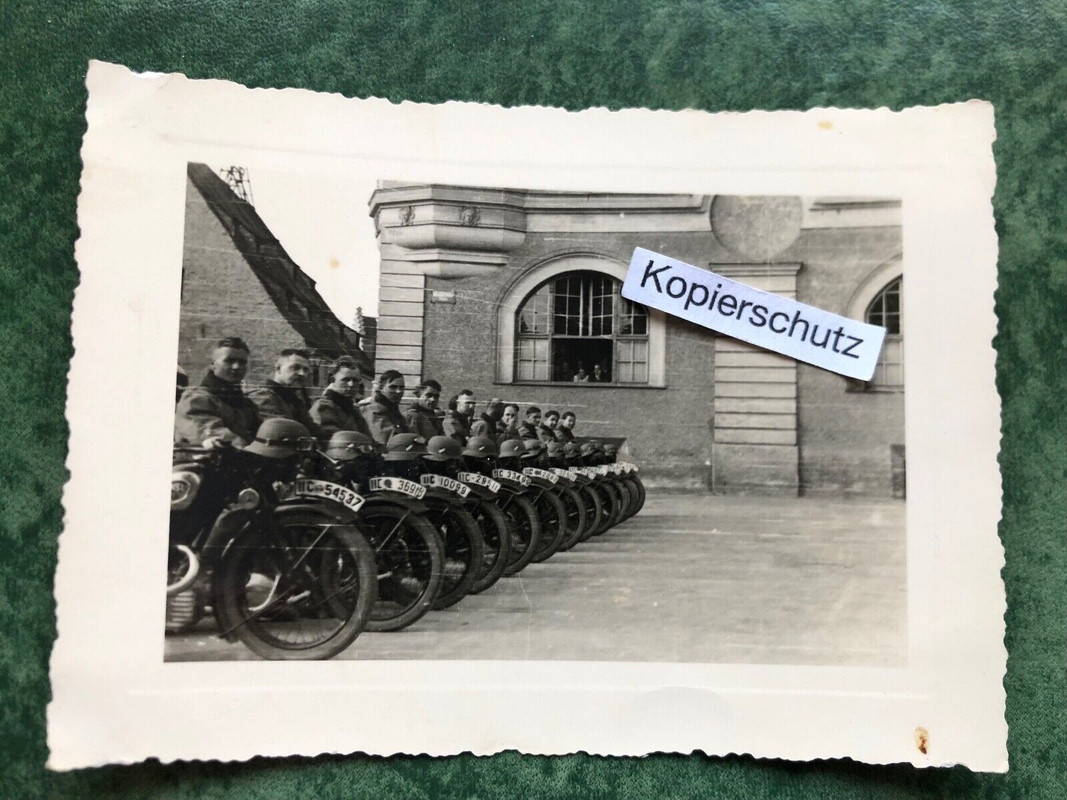Altes Foto-Motorräder-Nummernschilder-Staffel-NSU-WW2