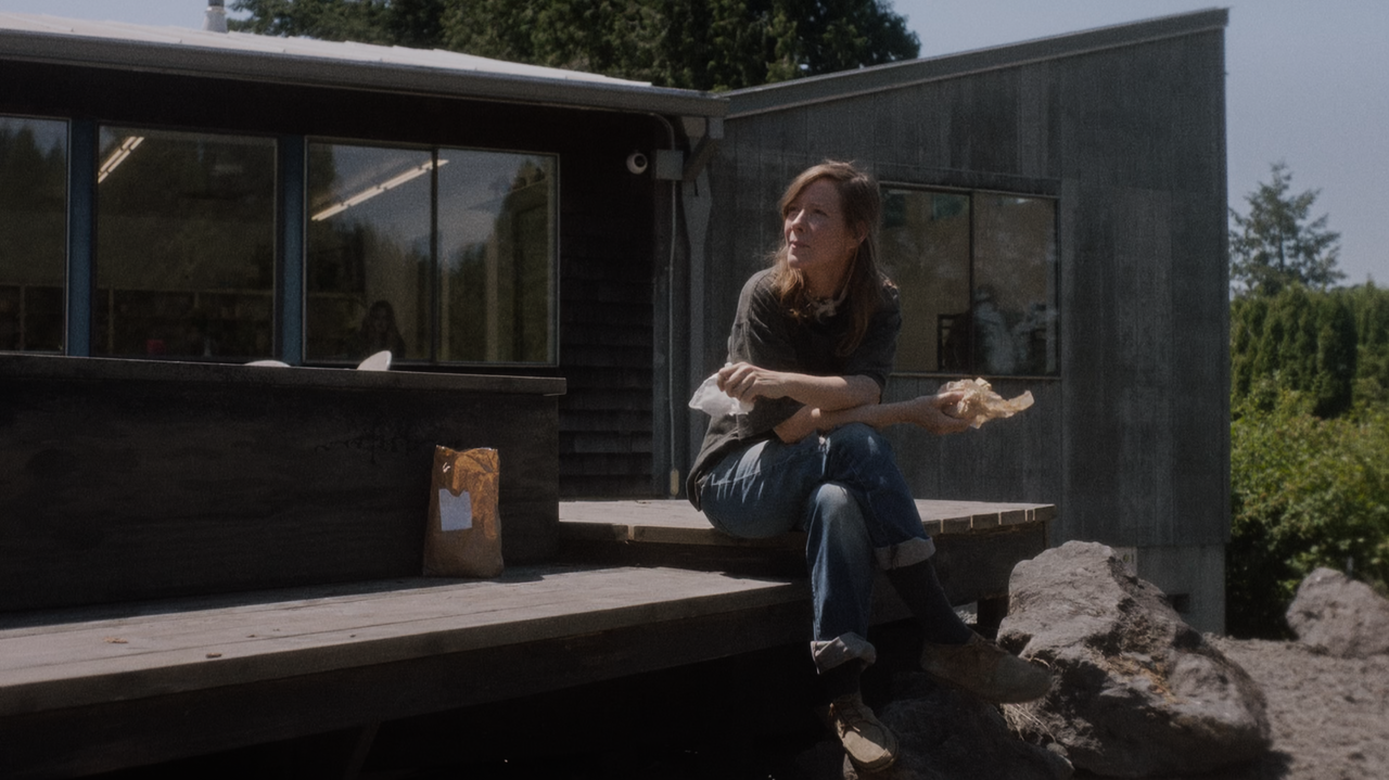 Showing.Up.2023.2160p.WEB-DL.HDR.DV.HEVC-Нечипорук.mkv_snapshot_00.18.40.077