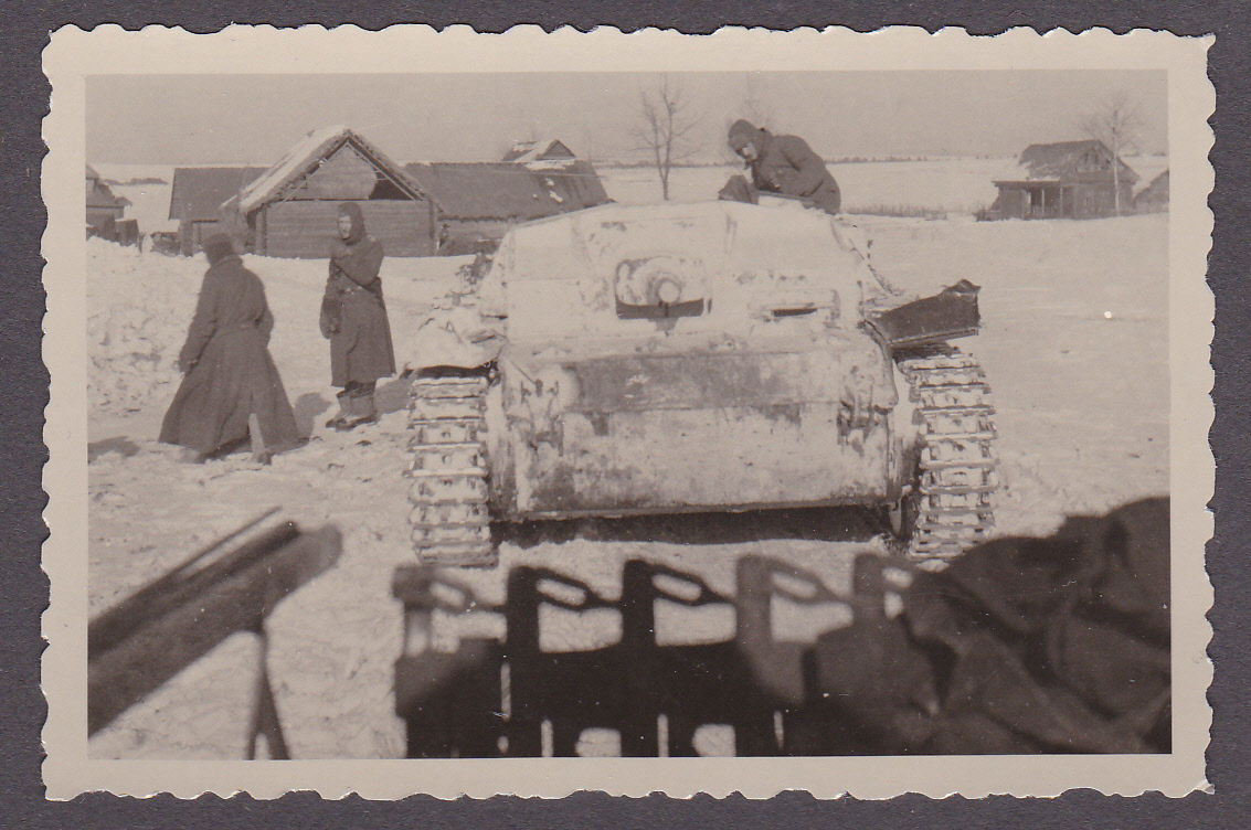 Foto 2.WK.Kameraden mit Sturmgeschütz-Russlandfe