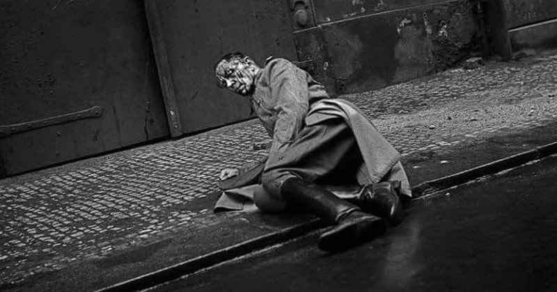 Un oficial nazi, sangrando en Praga, tras el bombardeo de 1945