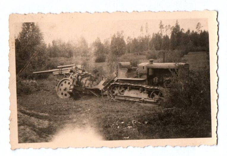 Foto Raupe Schlepper mit Flak Geschütz Lafette