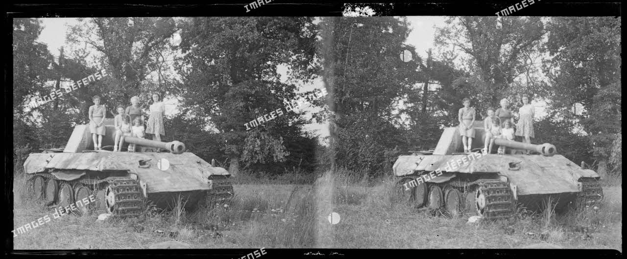 Normandie - Environs de L'Aigle - les enfants Grimault s’amusent sur un char Panther abandonné (1)