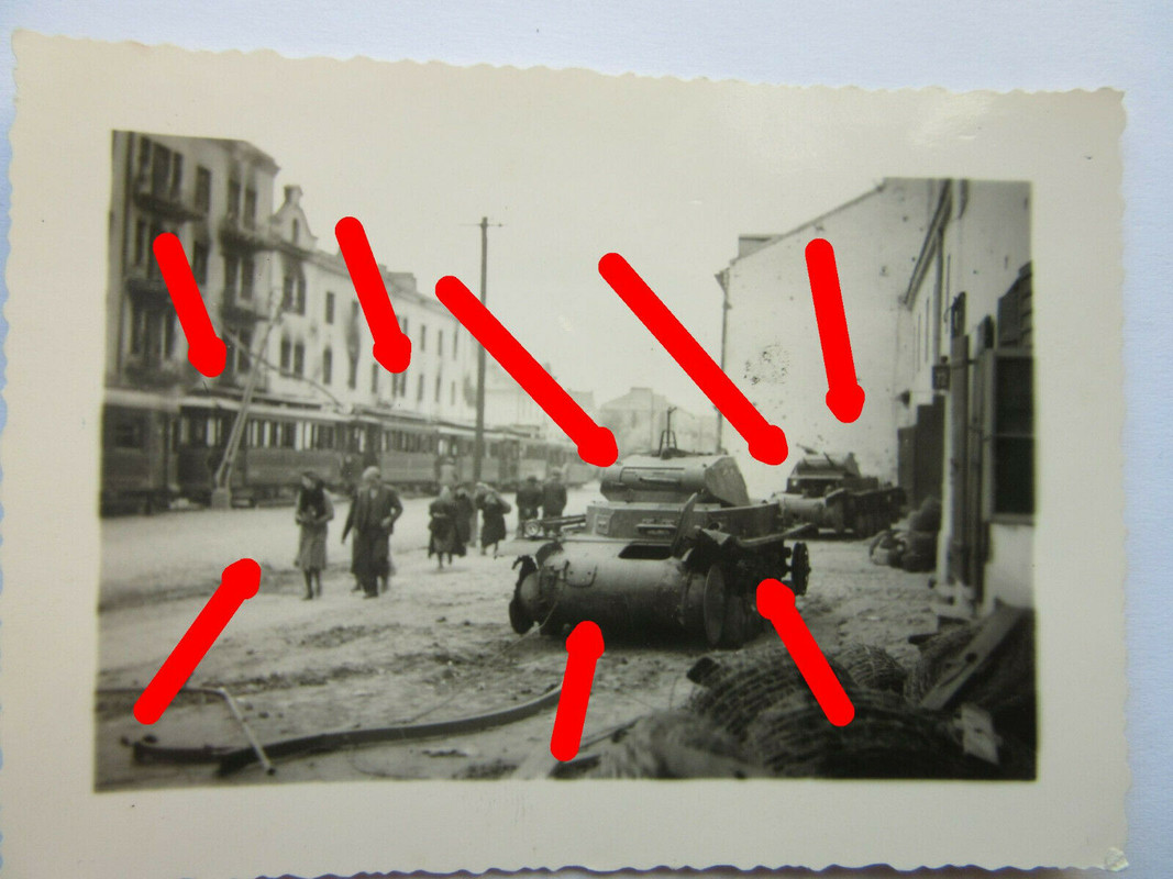 Foto Polen Warschau Panzer II Wrack Treffer Straßenbahn Tram Bevölkerung