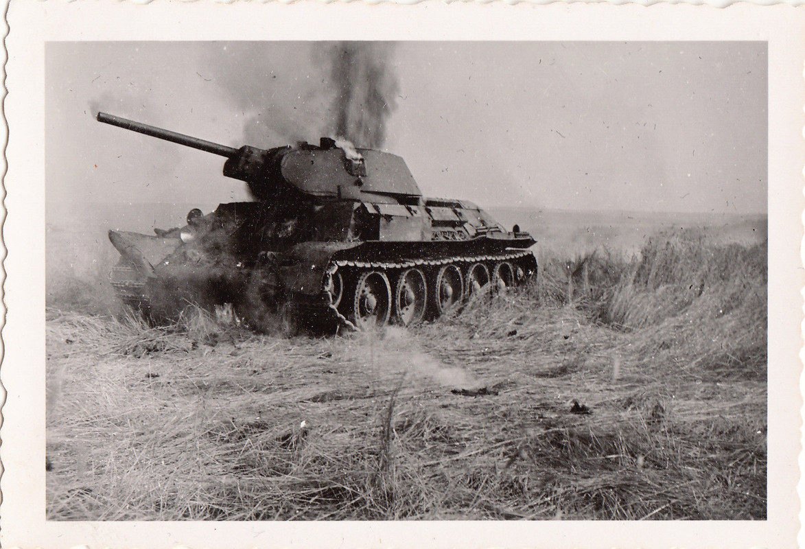Wehrmacht Rußland abgeschossener brennender Panzer T-34