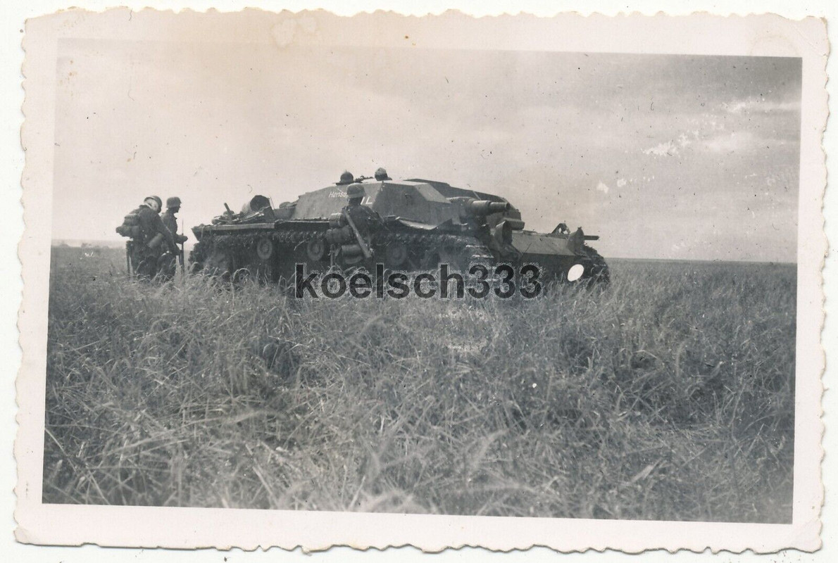 Foto Hilfe kommt ! Panzergrenadier am Sturmgeschütz Panzer an der Ostfront ... !