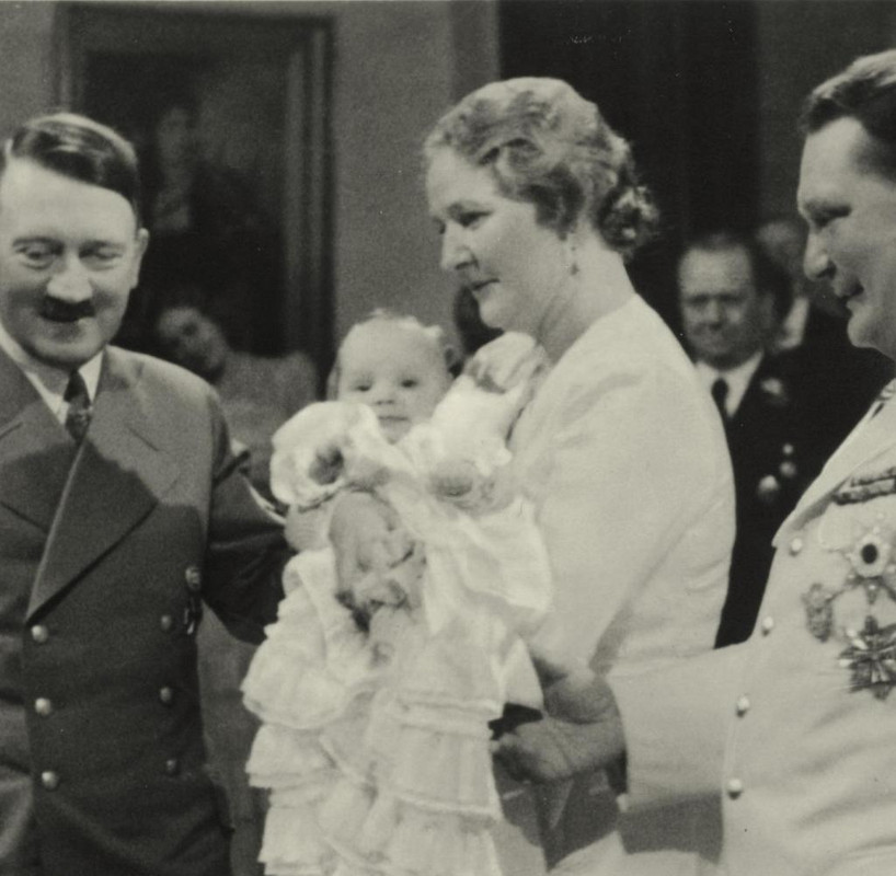 Les aveux des femmes de criminels nazis Zzzzzzzzzzzzzzzzzzz-Adolf-Hitler-bei-Taufe-Edda-Goerings-Foto-1938