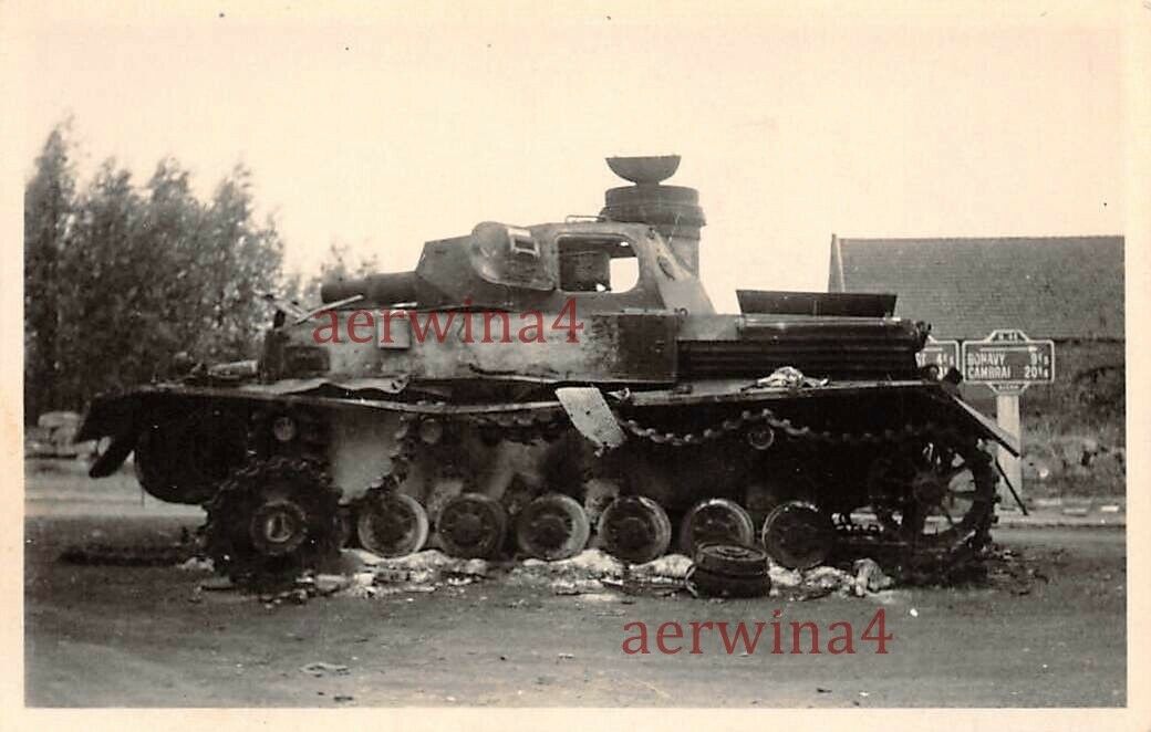 Zerstörte deutscher Panzer IV Wegweiser Cambrai Frankreich