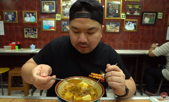 Momen Nex Carlos saat mencicipi sajian kuliner di Lontong Kari Kebon Karet.